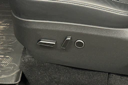 punainen Tesla Model Y 2024 kuva 39.