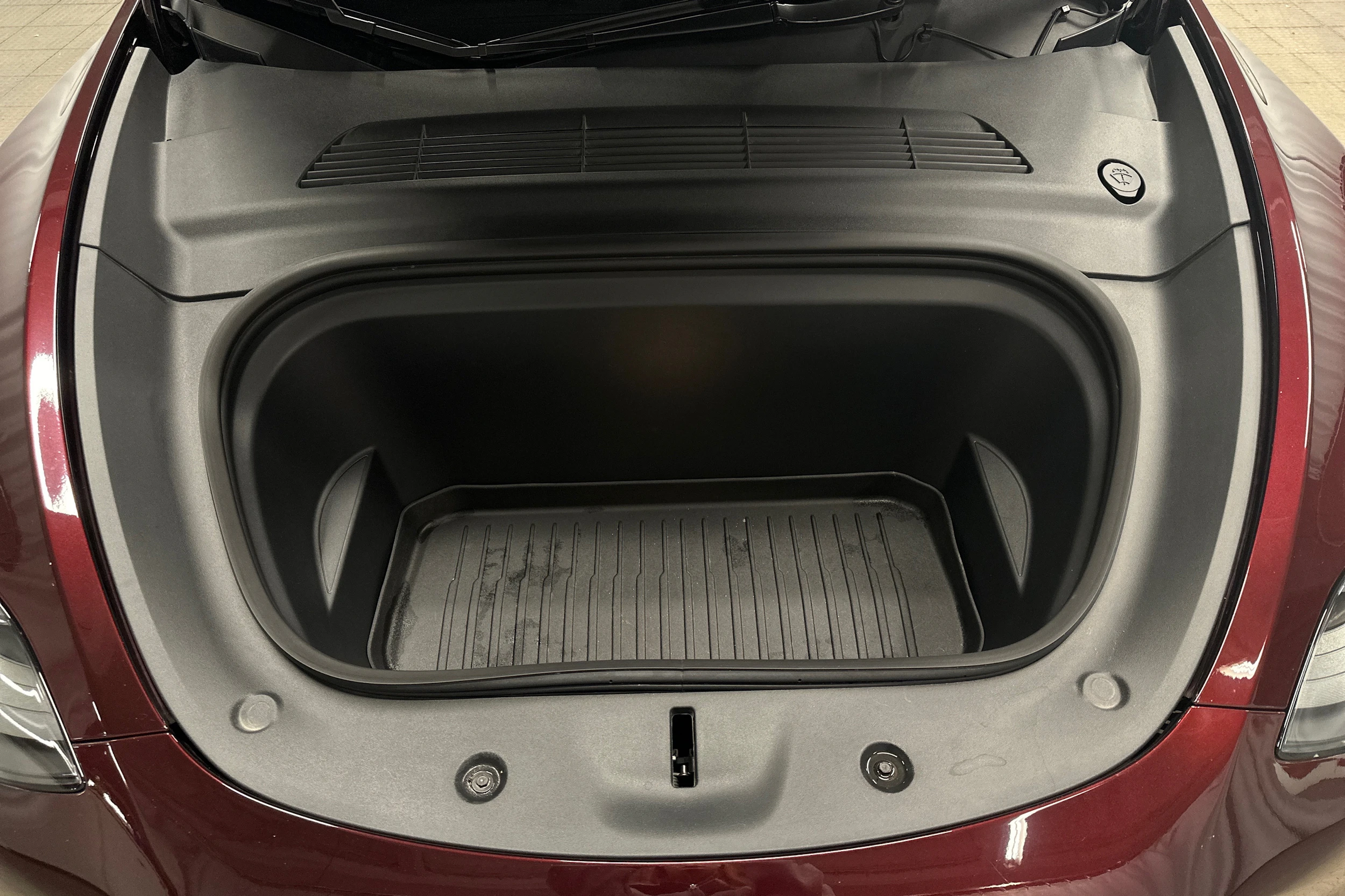 punainen Tesla Model Y 2024 kuva 40.