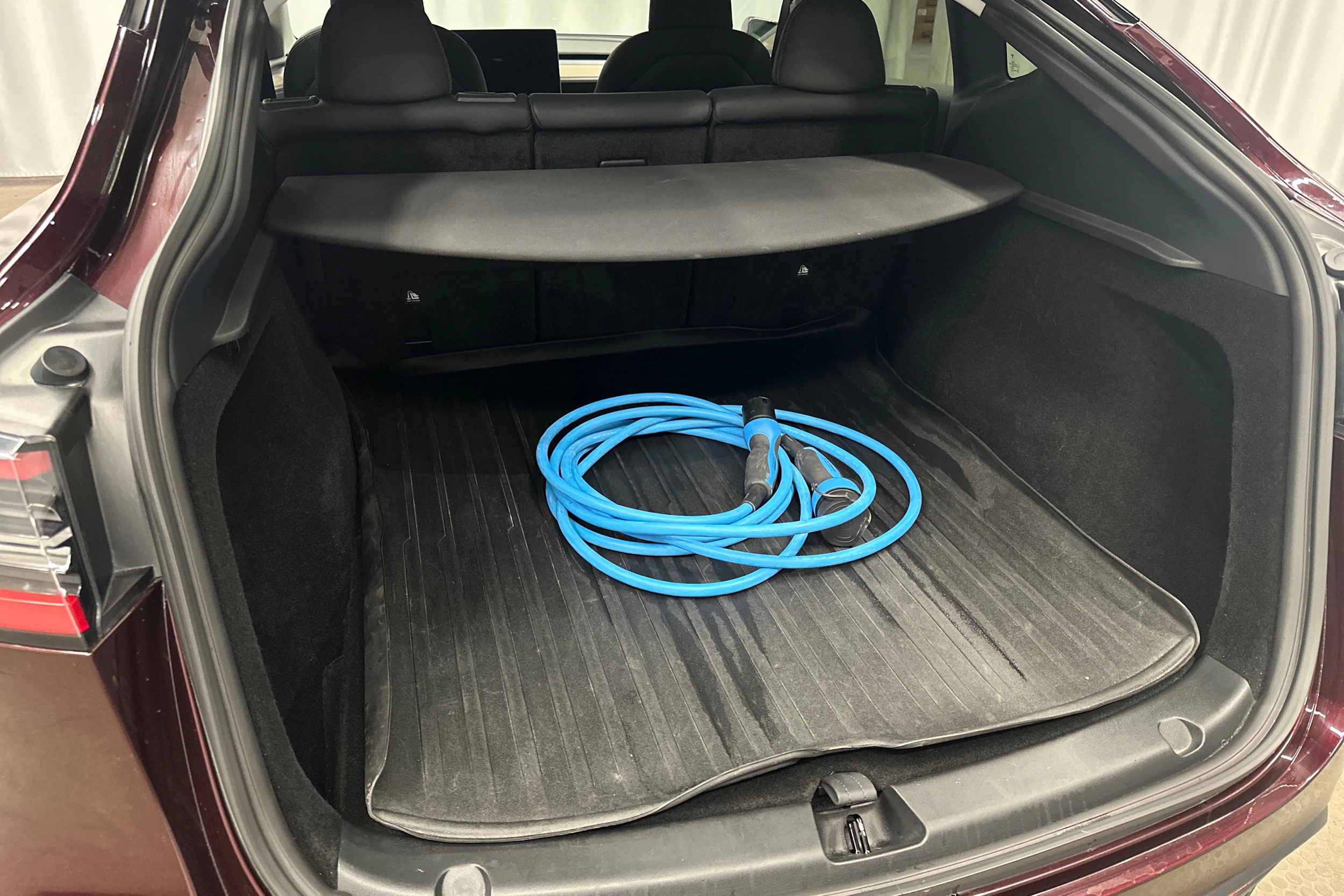 punainen Tesla Model Y 2024 kuva 41.