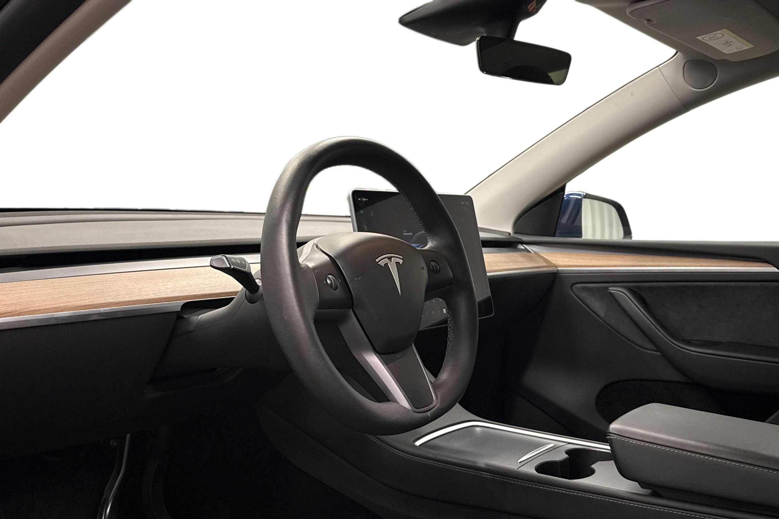 sininen Tesla Model Y 2024 kuva 7.