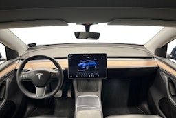 sininen Tesla Model Y 2024 kuva 9.