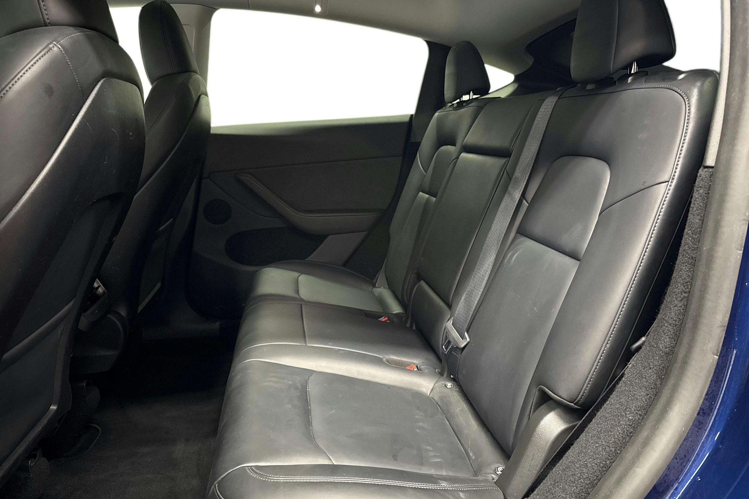 sininen Tesla Model Y 2024 kuva 10.