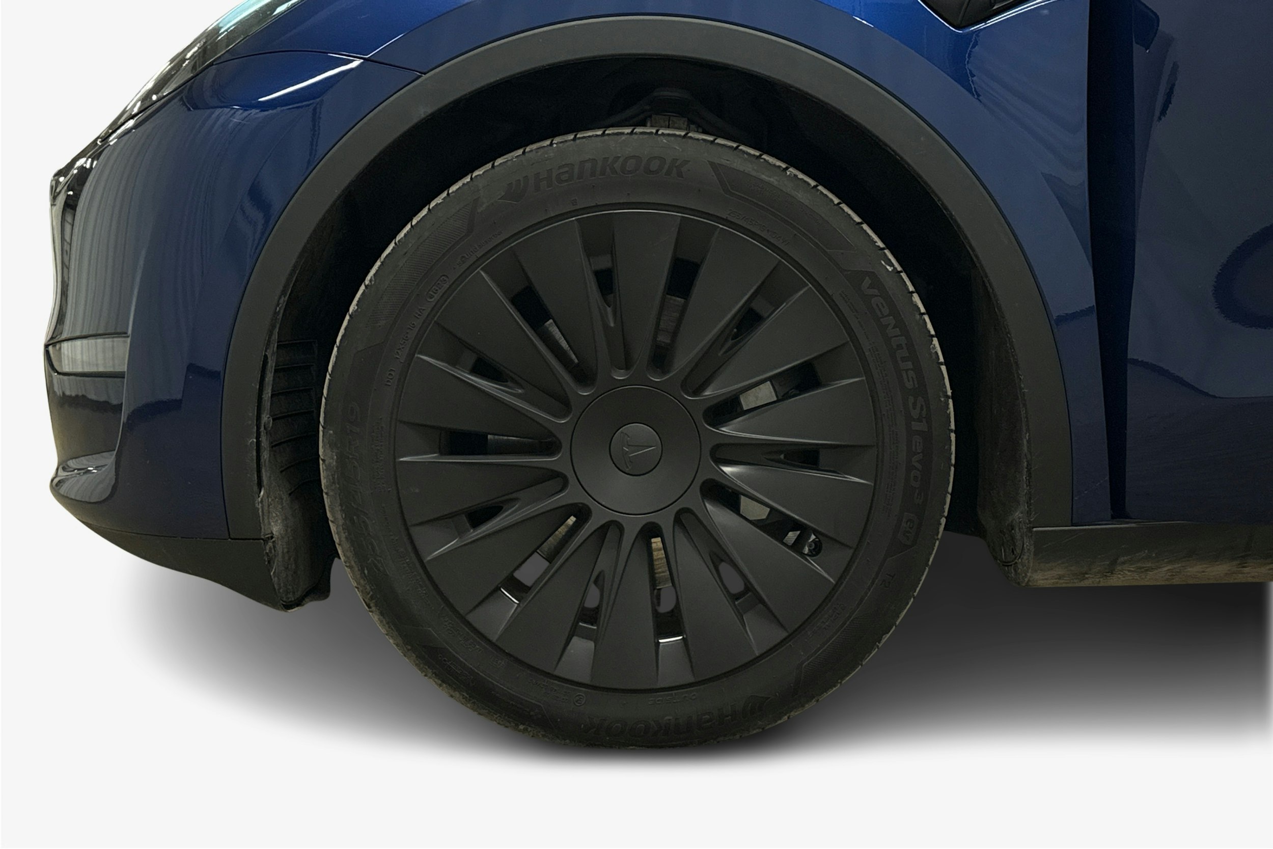 sininen Tesla Model Y 2024 kuva 11.