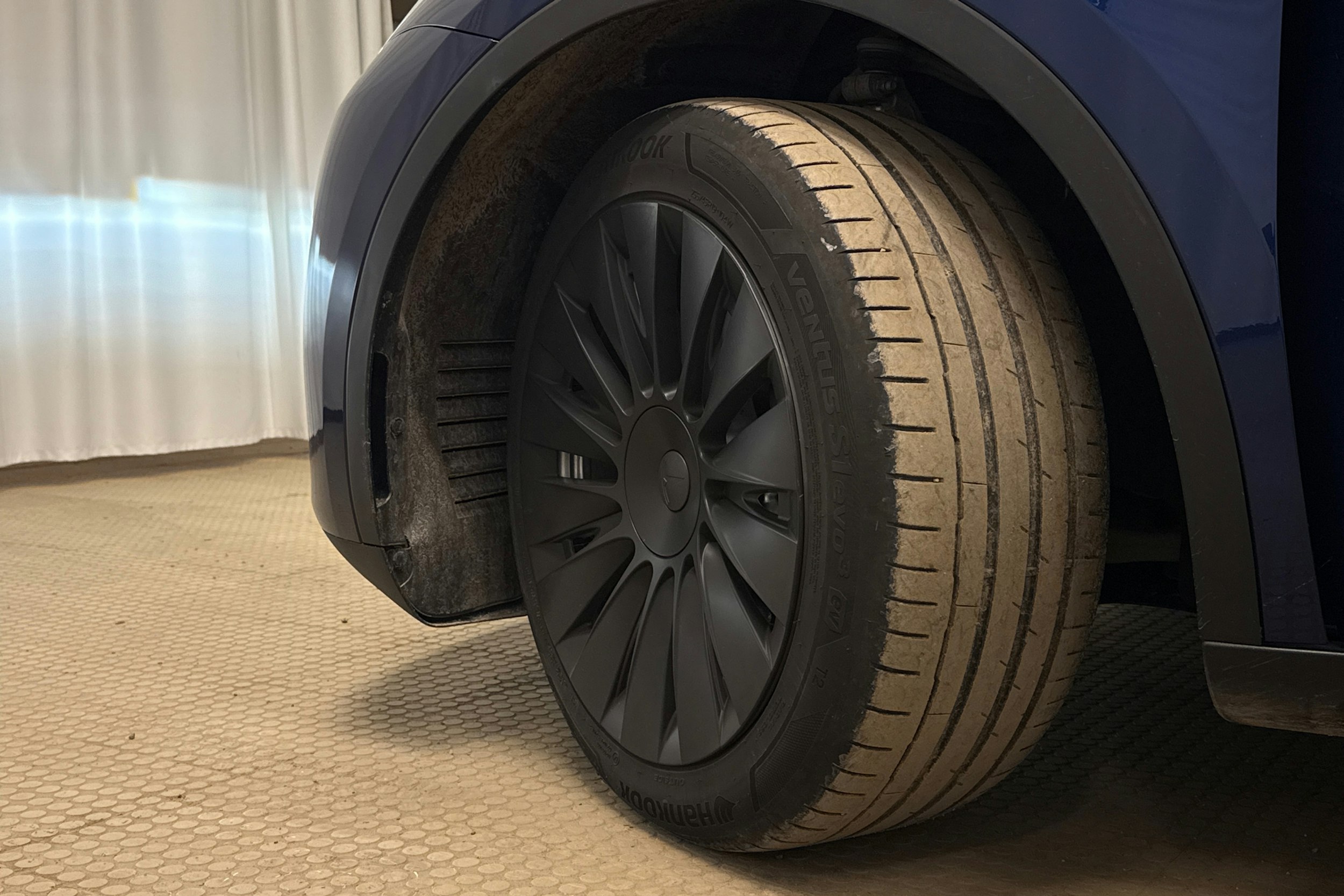 sininen Tesla Model Y 2024 kuva 13.