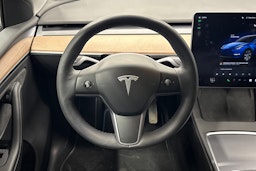 sininen Tesla Model Y 2024 kuva 14.