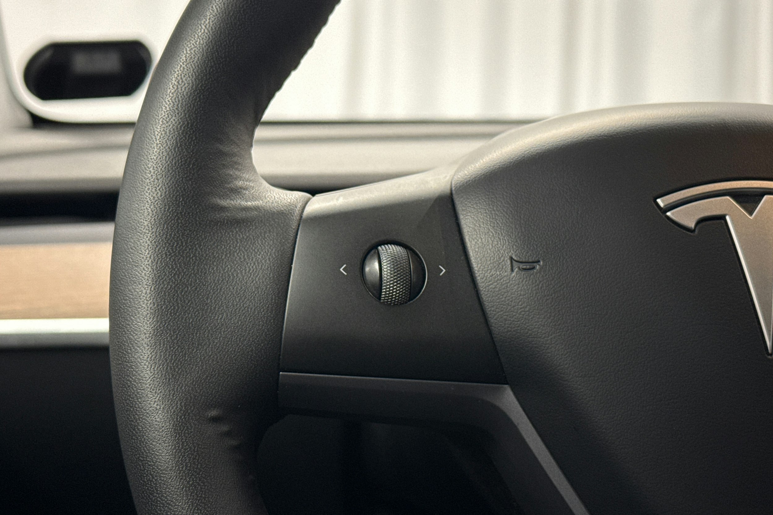 sininen Tesla Model Y 2024 kuva 15.