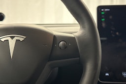 sininen Tesla Model Y 2024 kuva 16.