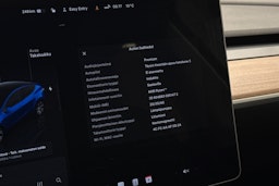 sininen Tesla Model Y 2024 kuva 17.