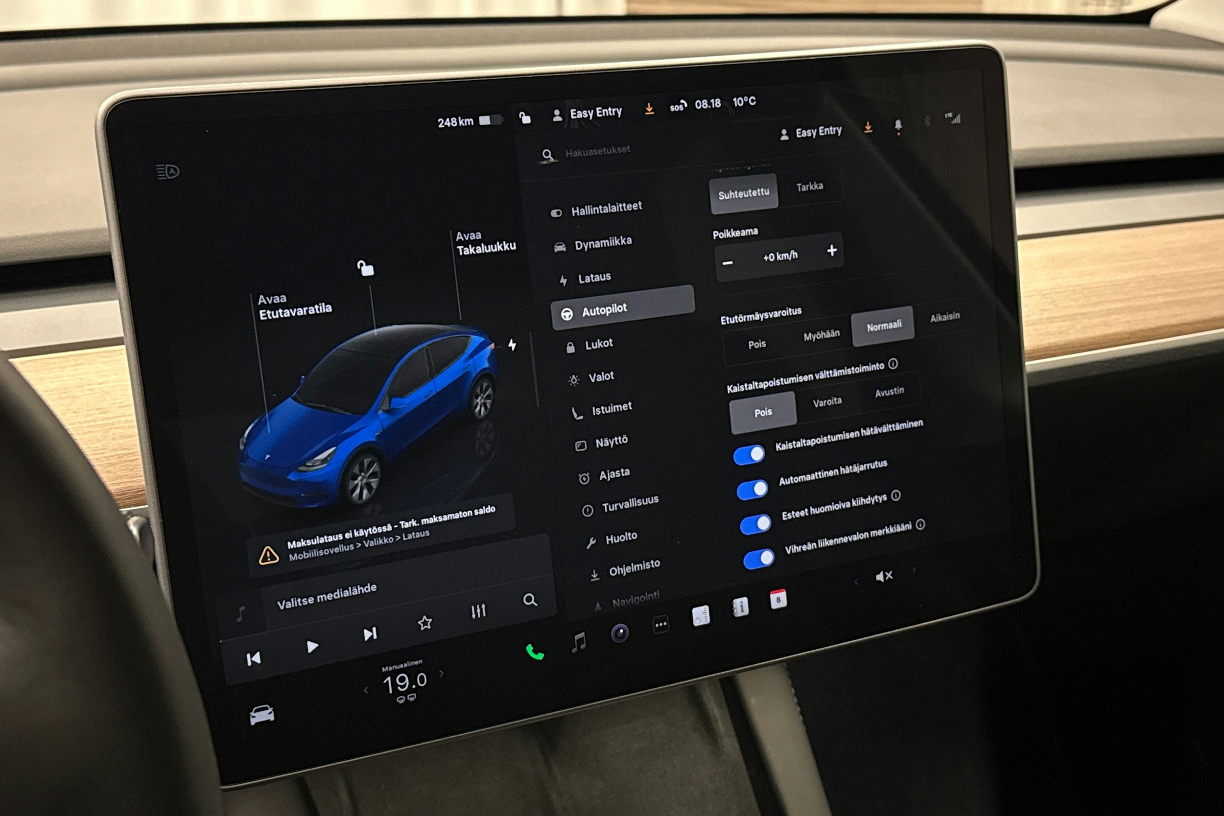 sininen Tesla Model Y 2024 kuva 18.