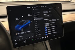sininen Tesla Model Y 2024 kuva 18.