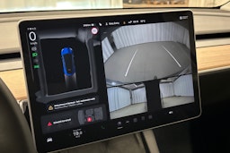 sininen Tesla Model Y 2024 kuva 19.