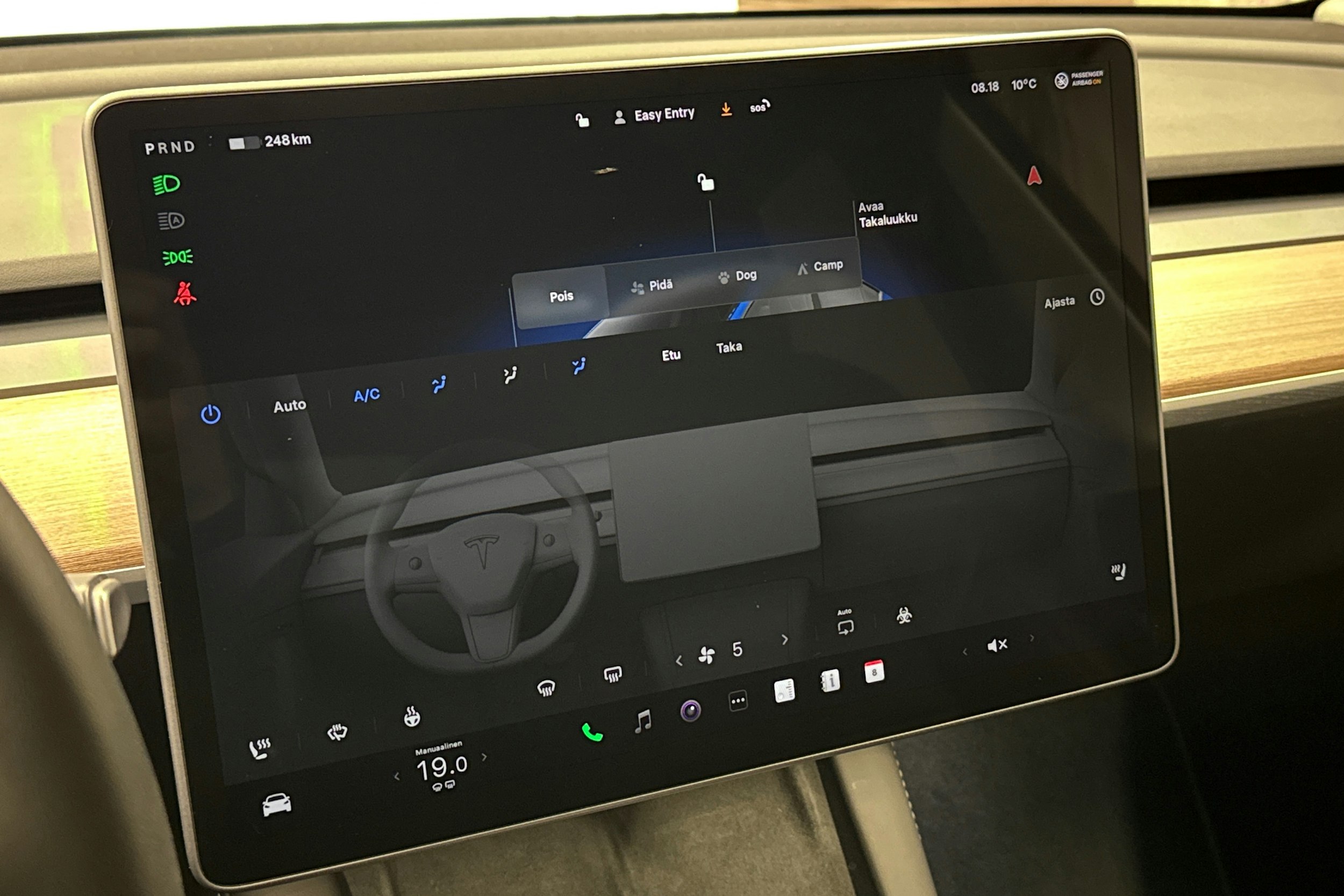 sininen Tesla Model Y 2024 kuva 20.