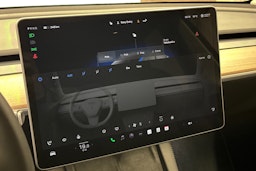 sininen Tesla Model Y 2024 kuva 20.