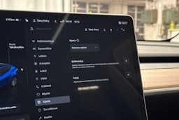 sininen Tesla Model Y 2024 kuva 21.