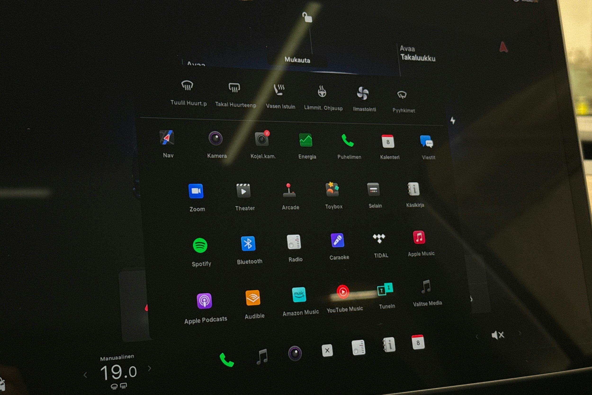 sininen Tesla Model Y 2024 kuva 22.