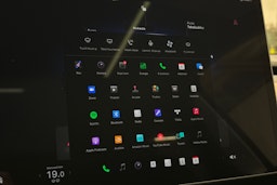 sininen Tesla Model Y 2024 kuva 22.