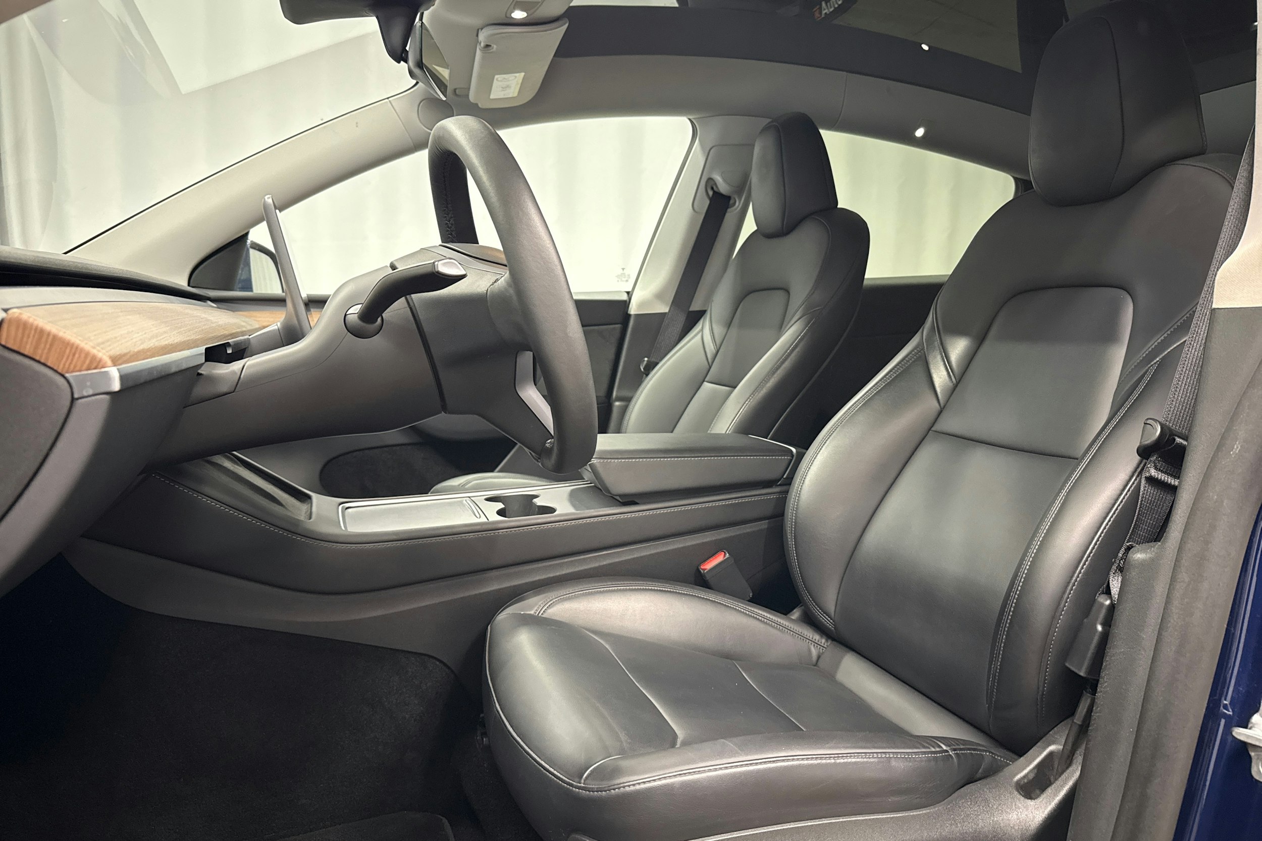 sininen Tesla Model Y 2024 kuva 23.