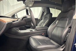 sininen Tesla Model Y 2024 kuva 23.