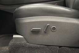 sininen Tesla Model Y 2024 kuva 24.