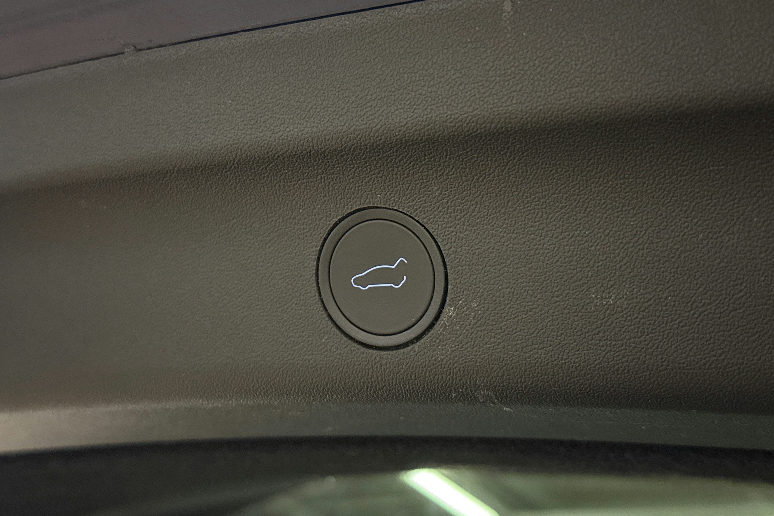 sininen Tesla Model Y 2024 kuva 26.