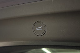 sininen Tesla Model Y 2024 kuva 26.