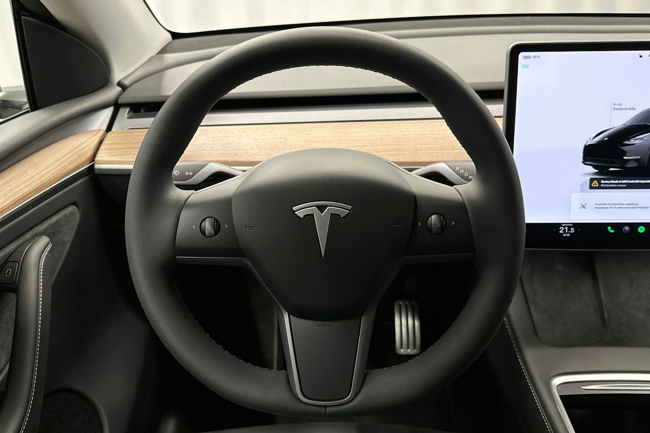 musta Tesla Model Y 2024 kuva 9.