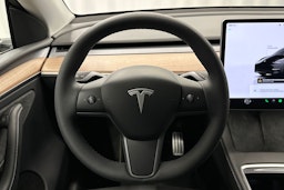 musta Tesla Model Y 2024 kuva 9.