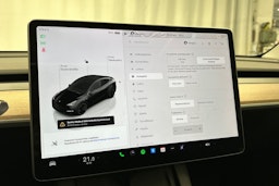 musta Tesla Model Y 2024 kuva 12.