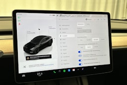 musta Tesla Model Y 2024 kuva 14.