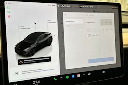 musta Tesla Model Y 2024 kuva 18.
