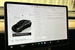 musta Tesla Model Y 2024 kuva 19.