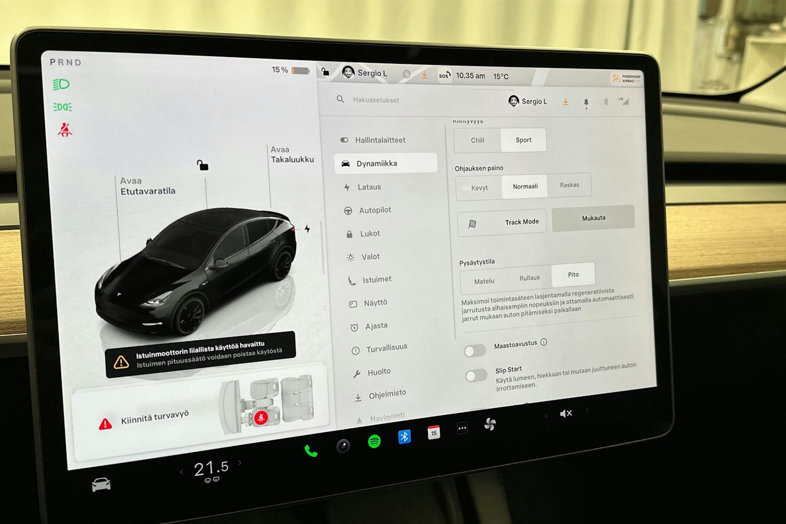 musta Tesla Model Y 2024 kuva 21.