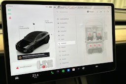 musta Tesla Model Y 2024 kuva 22.