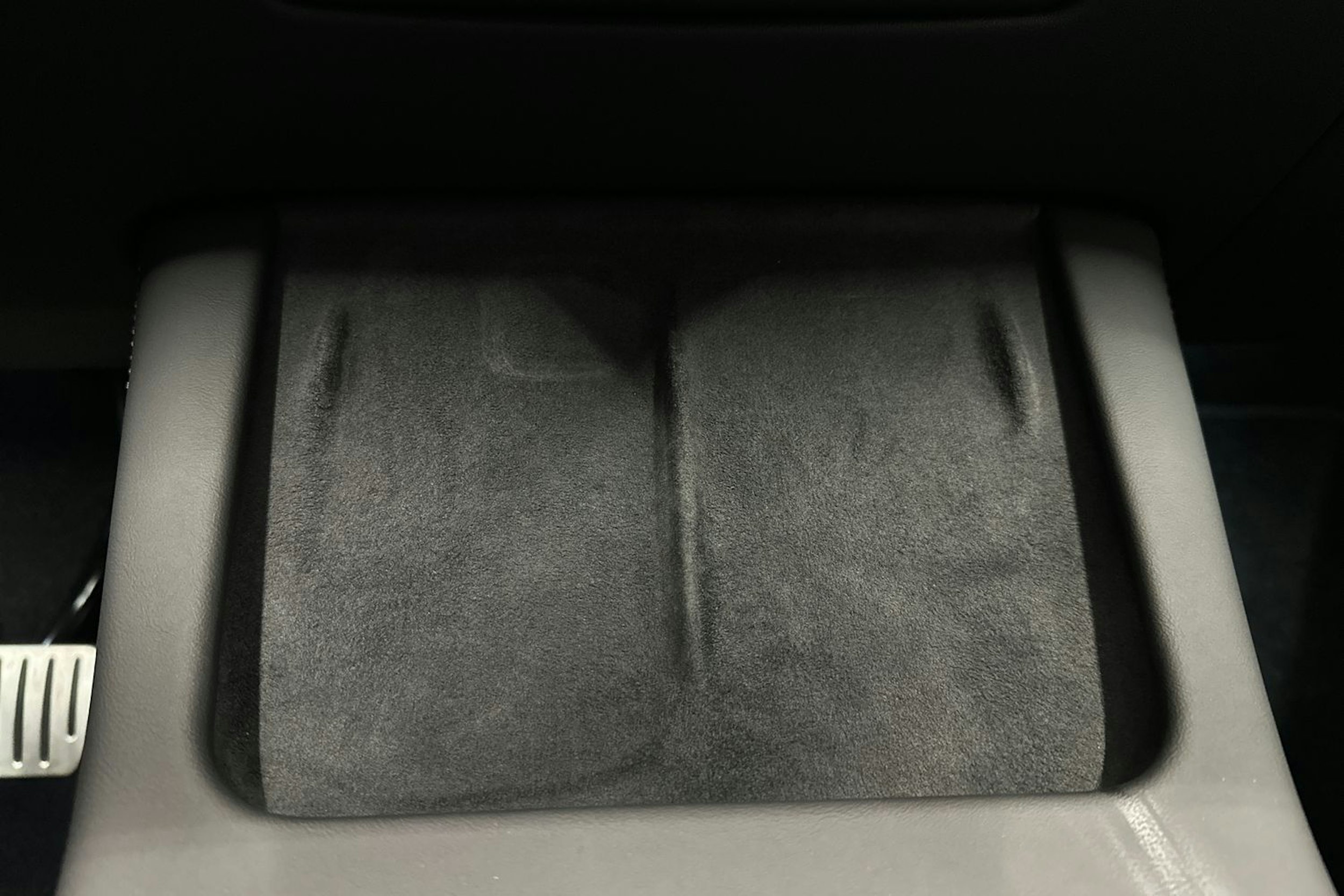 musta Tesla Model Y 2024 kuva 23.