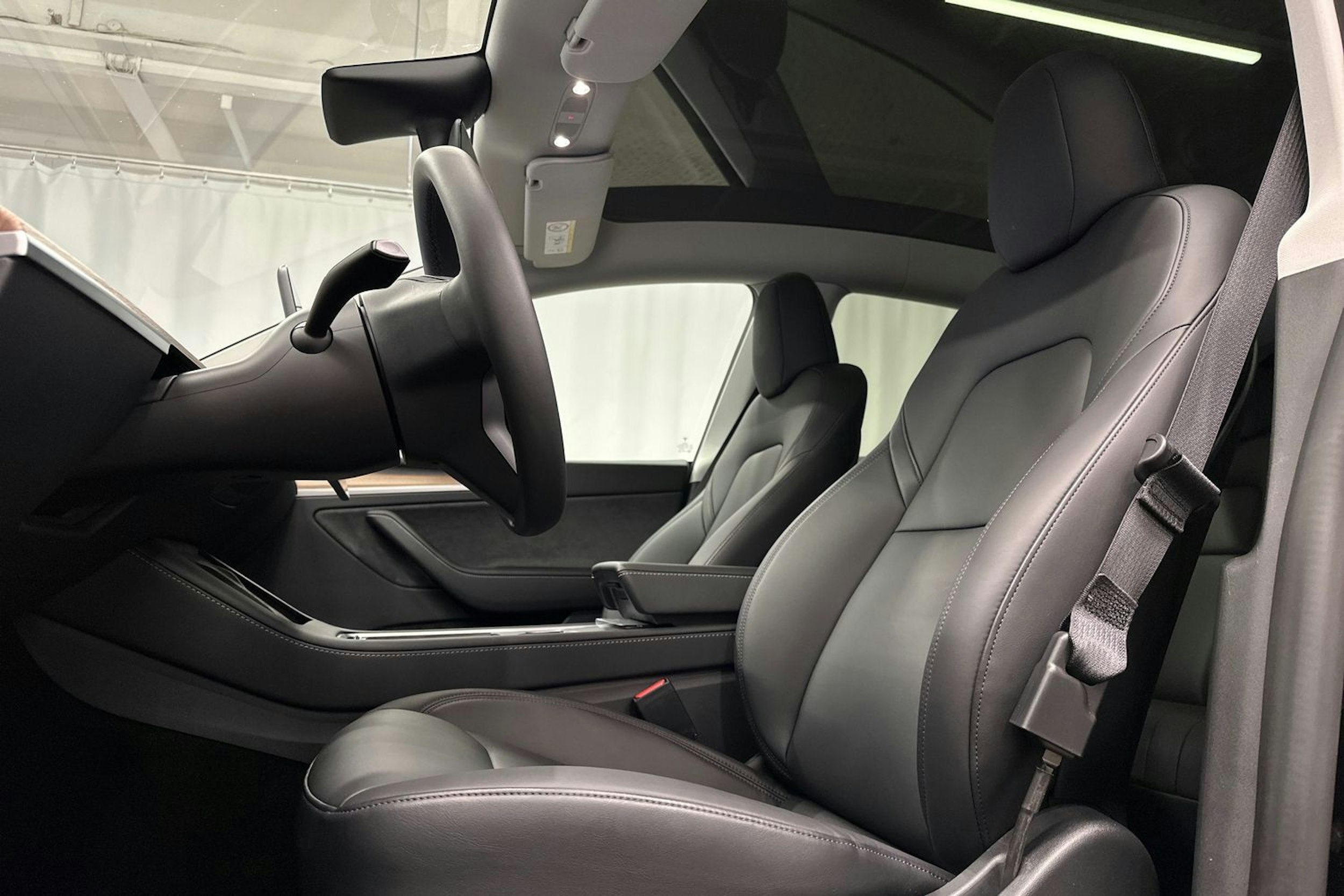musta Tesla Model Y 2024 kuva 24.
