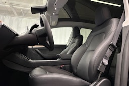 musta Tesla Model Y 2024 kuva 24.