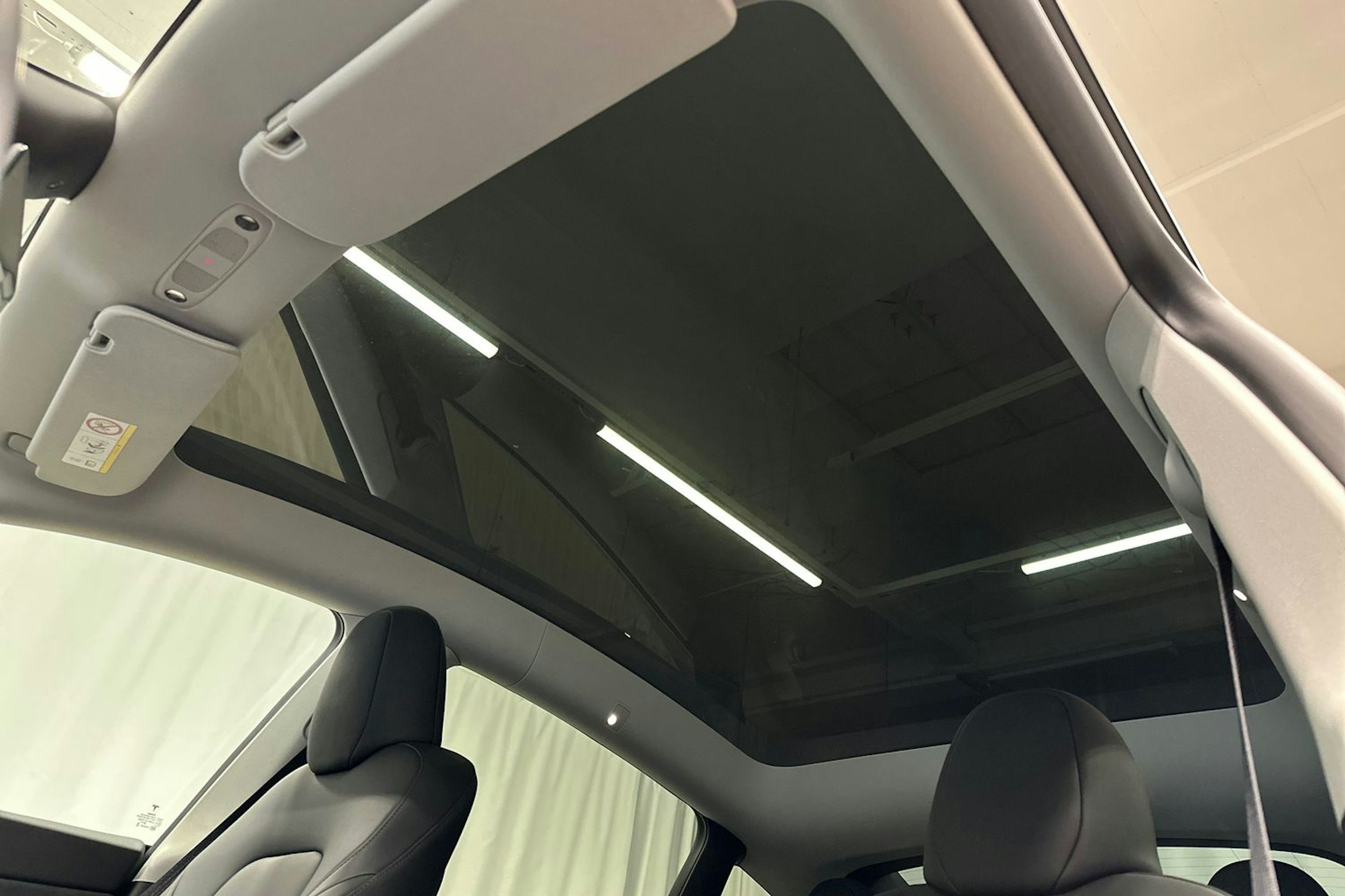 musta Tesla Model Y 2024 kuva 25.