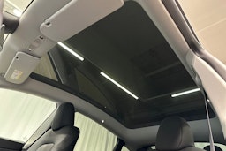 musta Tesla Model Y 2024 kuva 25.