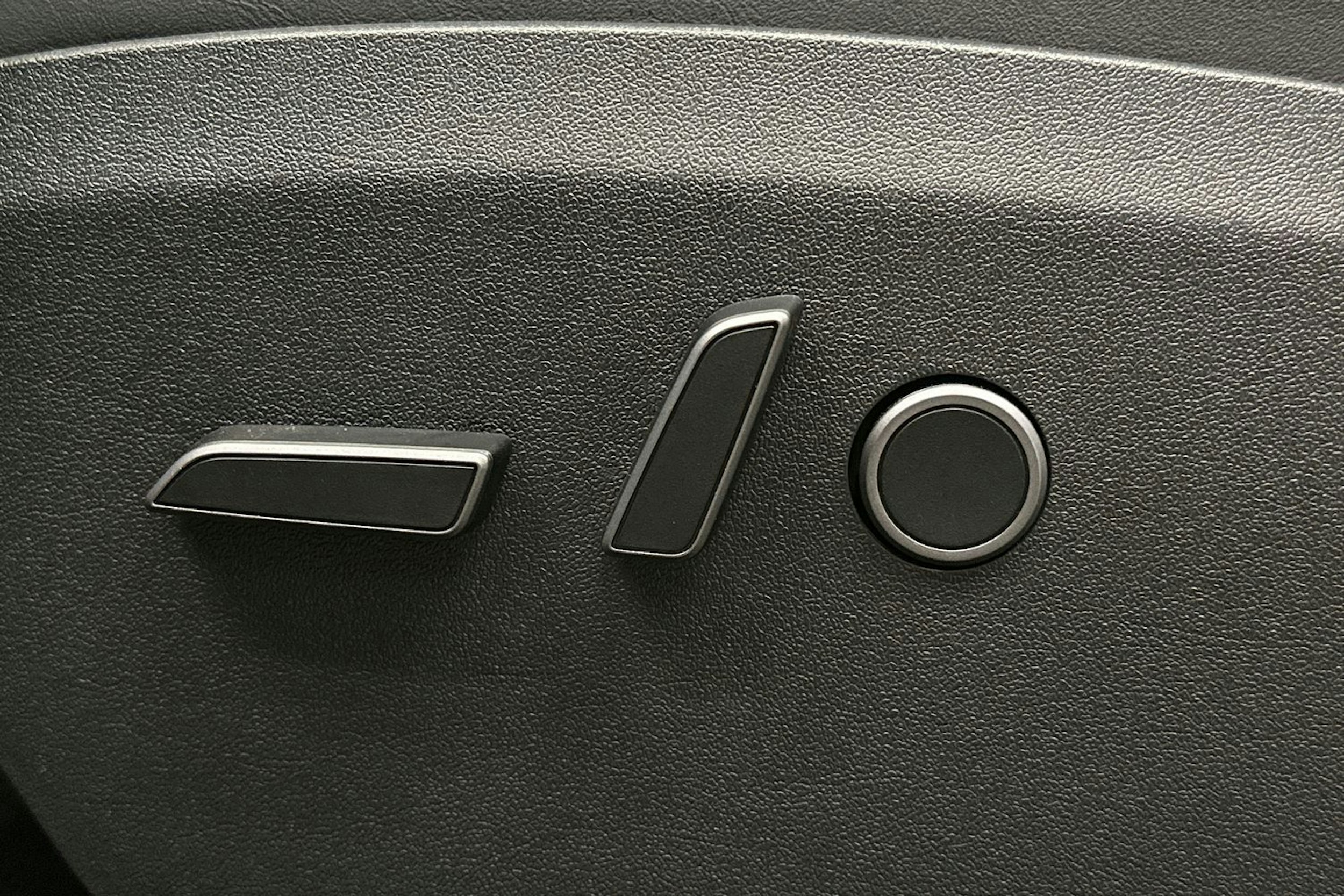 musta Tesla Model Y 2024 kuva 26.