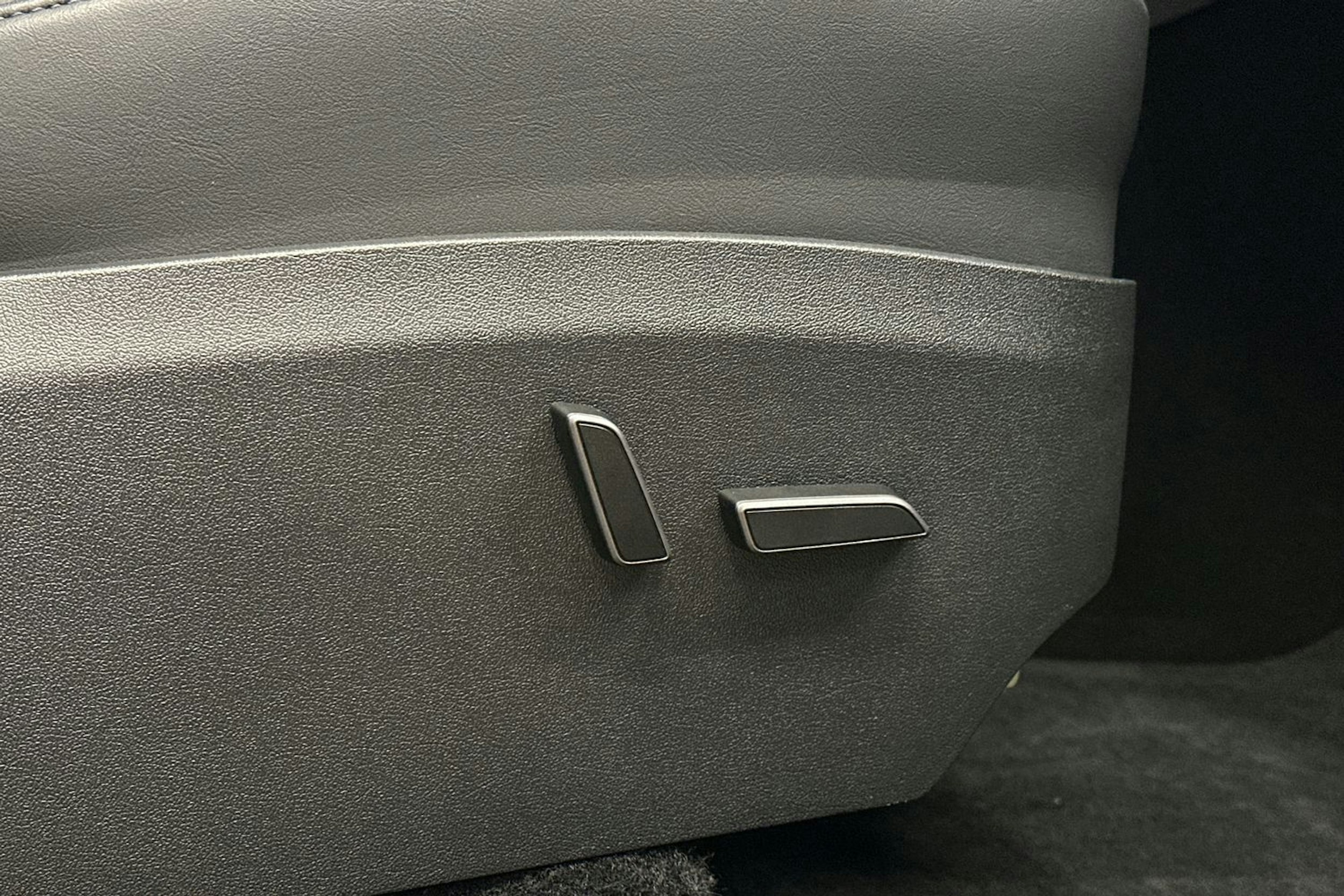 musta Tesla Model Y 2024 kuva 27.