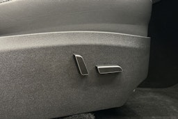 musta Tesla Model Y 2024 kuva 27.