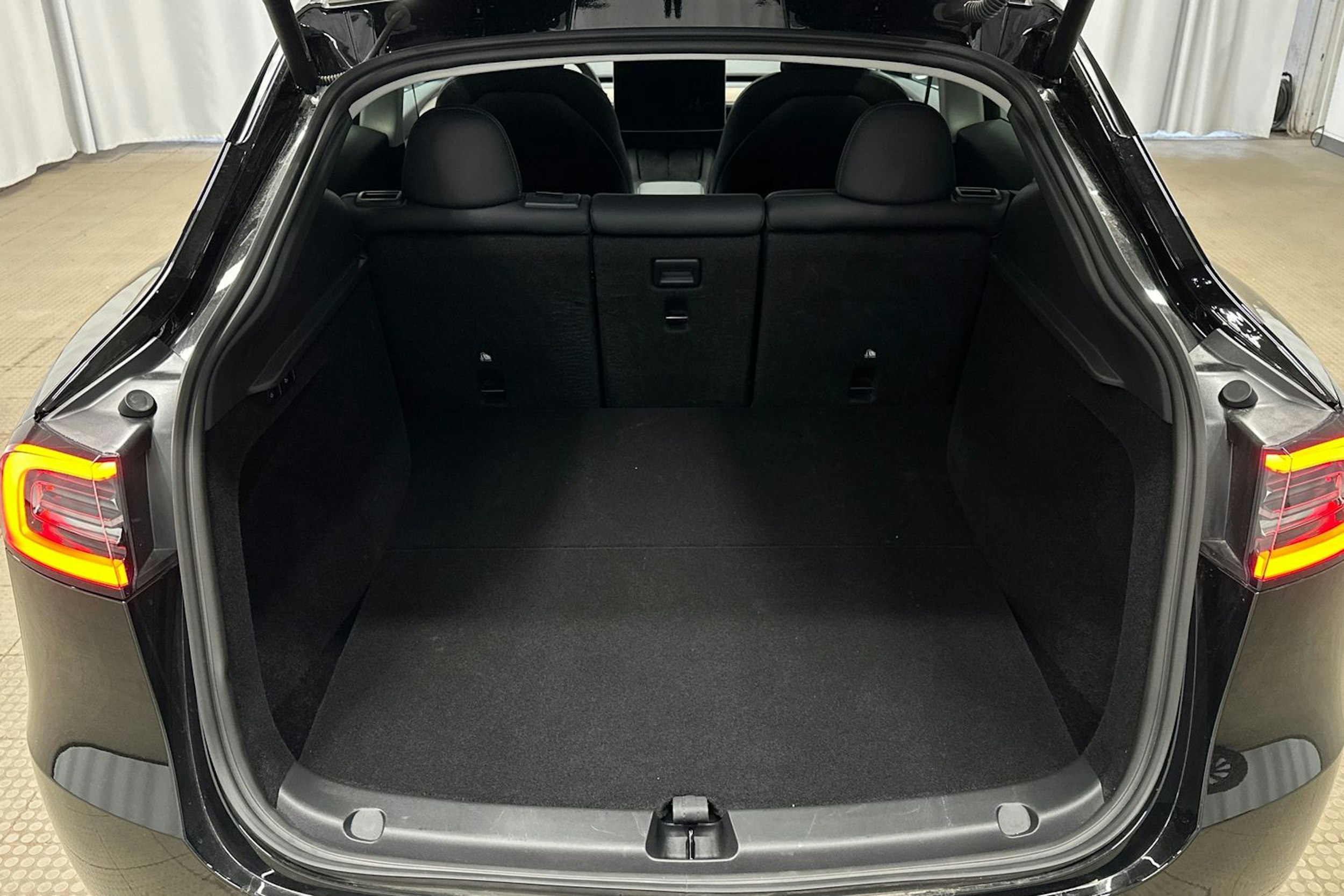 musta Tesla Model Y 2024 kuva 29.