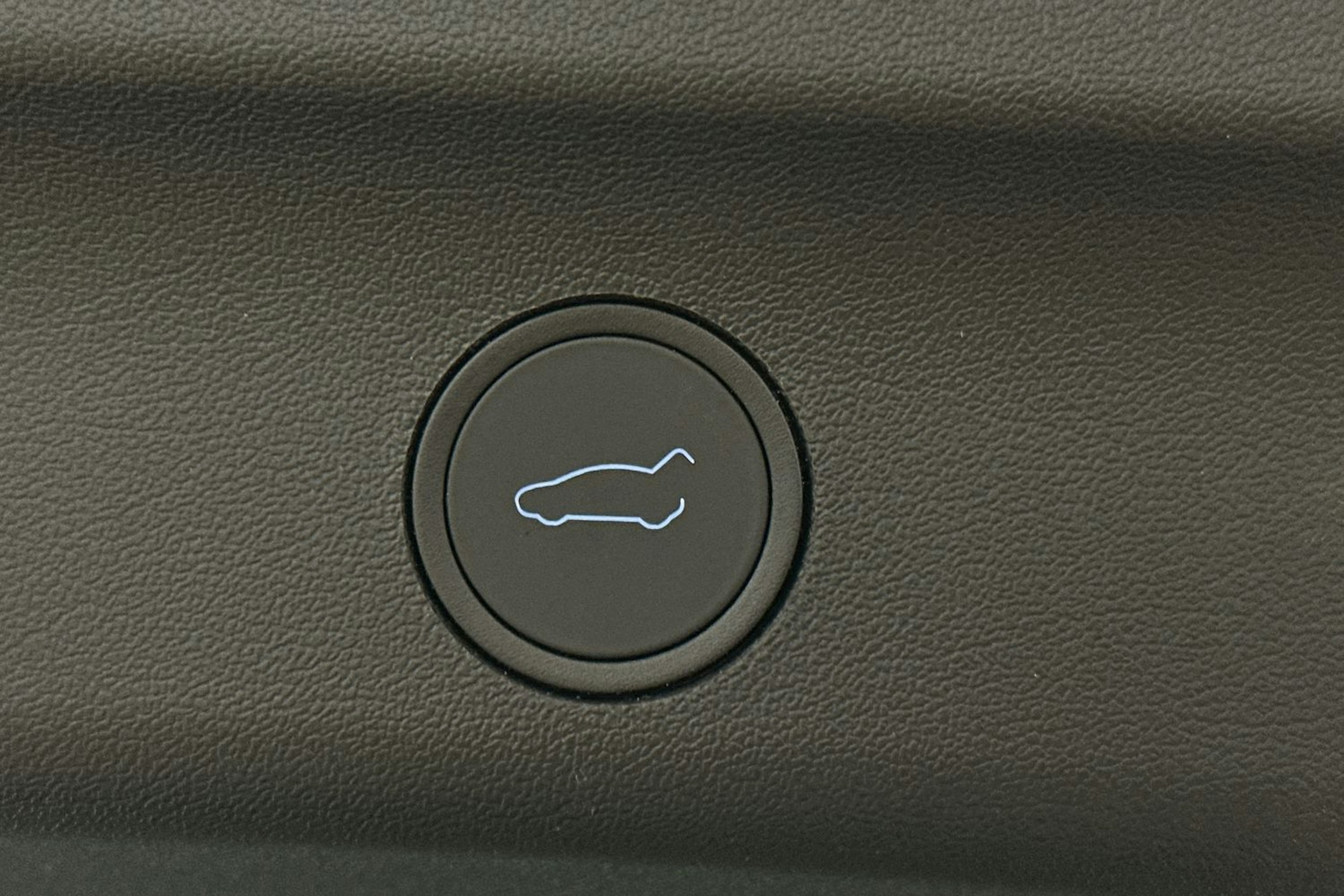 musta Tesla Model Y 2024 kuva 30.