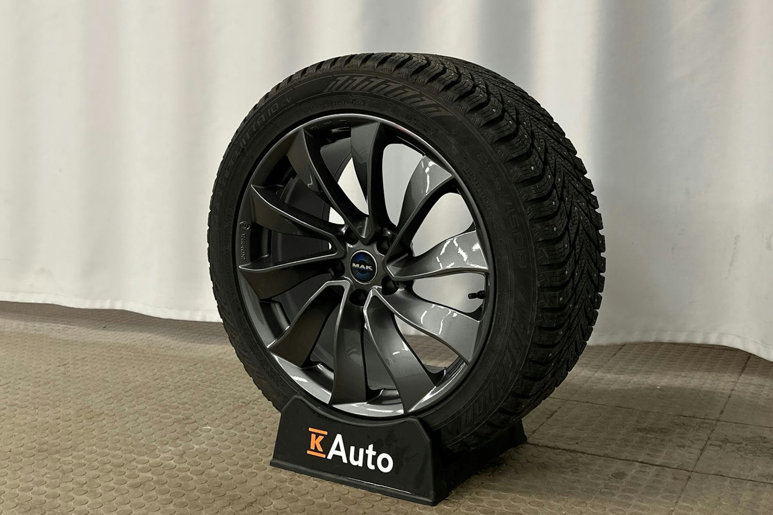 musta Tesla Model Y 2024 kuva 33.