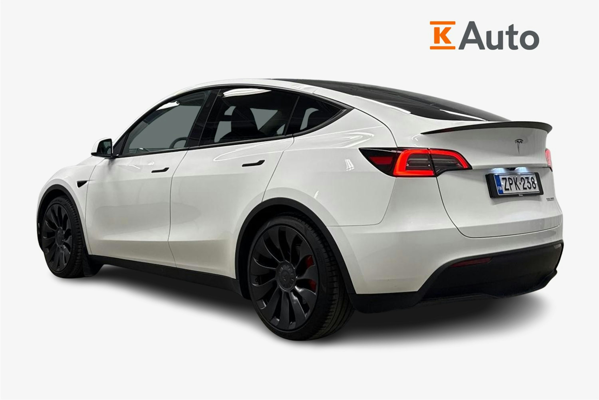 valkoinen Tesla Model Y 2024 kuva 2.