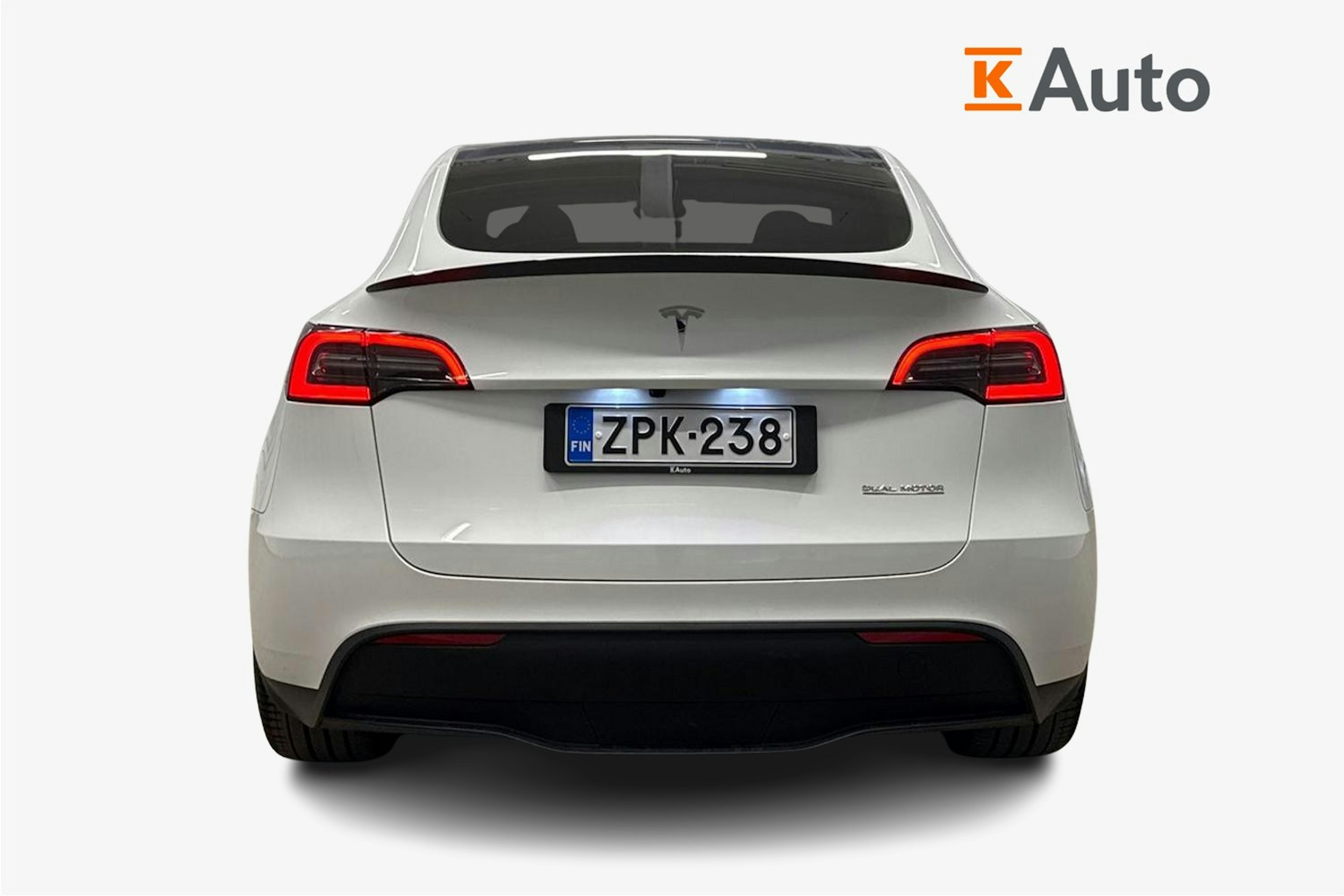 valkoinen Tesla Model Y 2024 kuva 3.