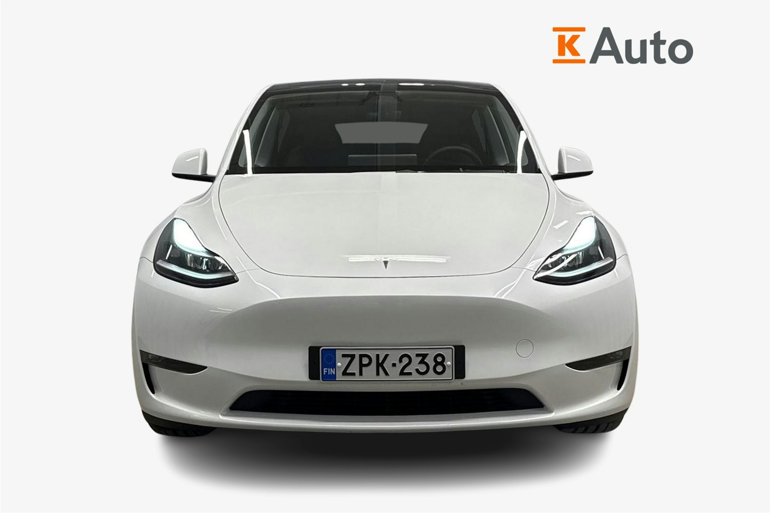 valkoinen Tesla Model Y 2024 kuva 5.