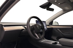 valkoinen Tesla Model Y 2024 kuva 7.