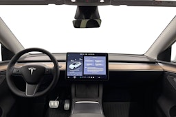 valkoinen Tesla Model Y 2024 kuva 8.