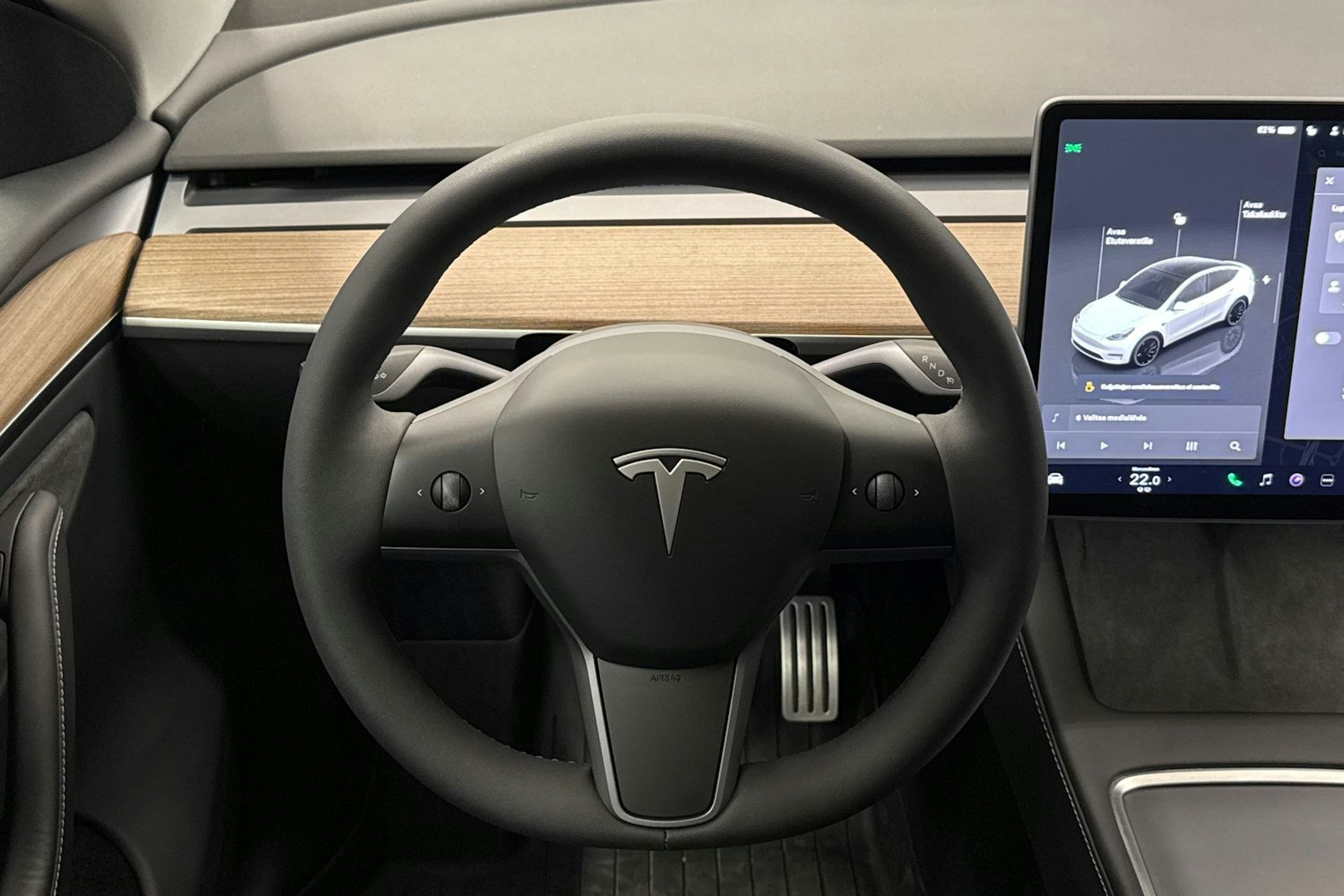 valkoinen Tesla Model Y 2024 kuva 9.